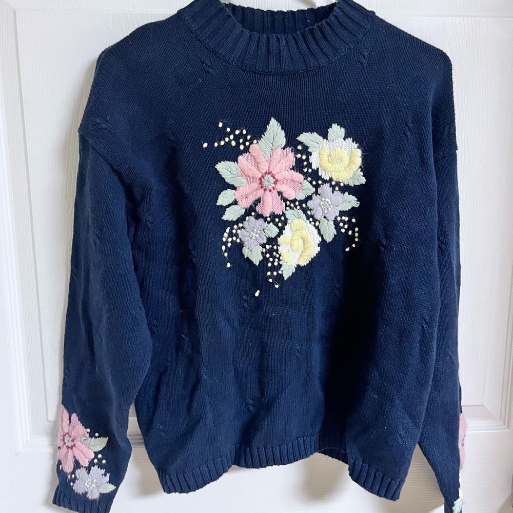 Vintage cottagecore Floral Embroidered Navy Sweater M